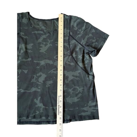 Lululemon Outrun the Heat Short Sleeve Tee size 8-10 Incognito Camo Multi Gator - Picture 8 of 8